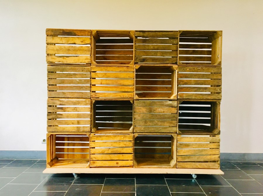 SCHEIDINGSWAND FRUIT CRATE OP WIELEN