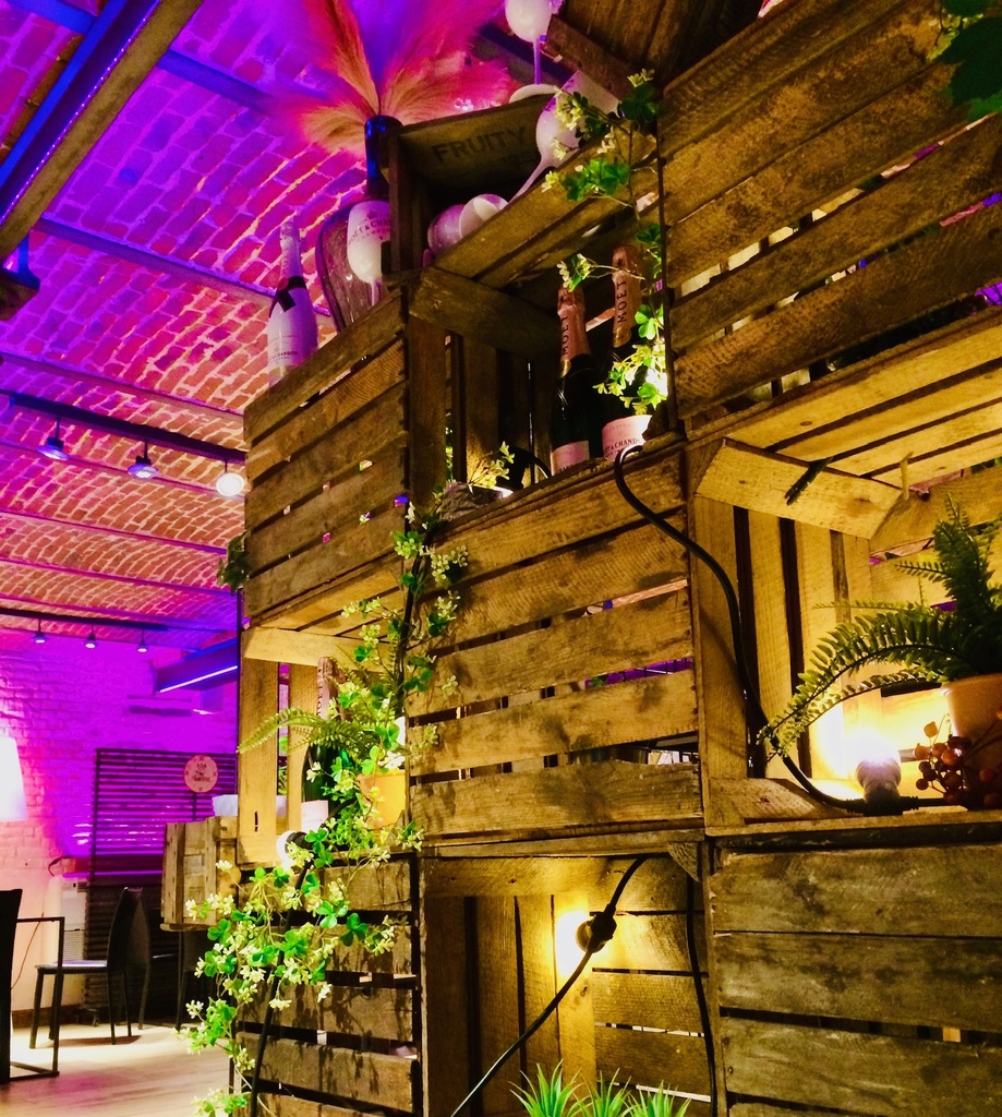 SCHEIDINGSWAND FRUIT CRATE OP WIELEN