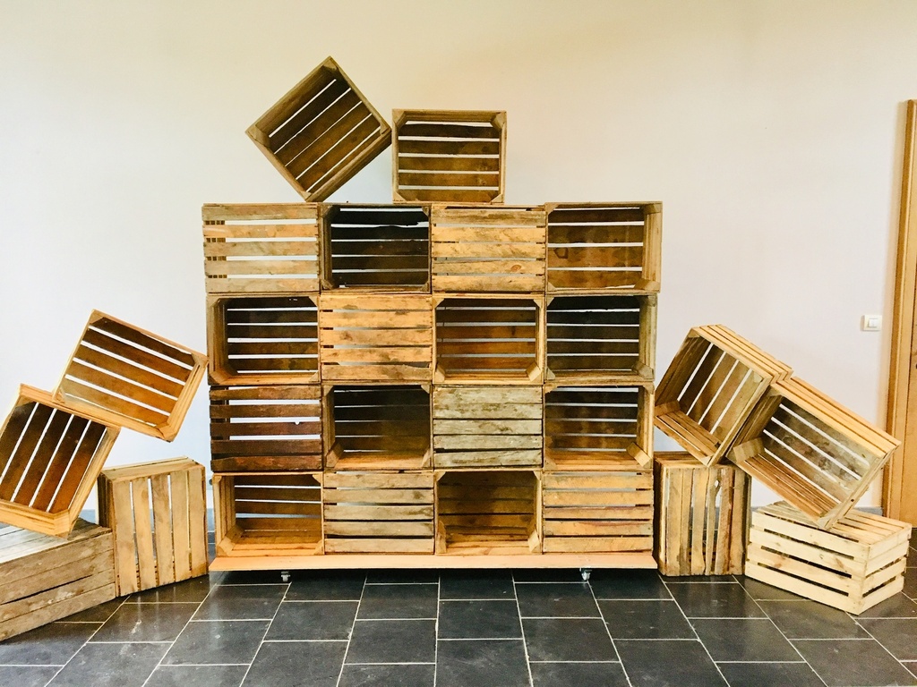 SCHEIDINGSWAND FRUIT CRATE OP WIELEN