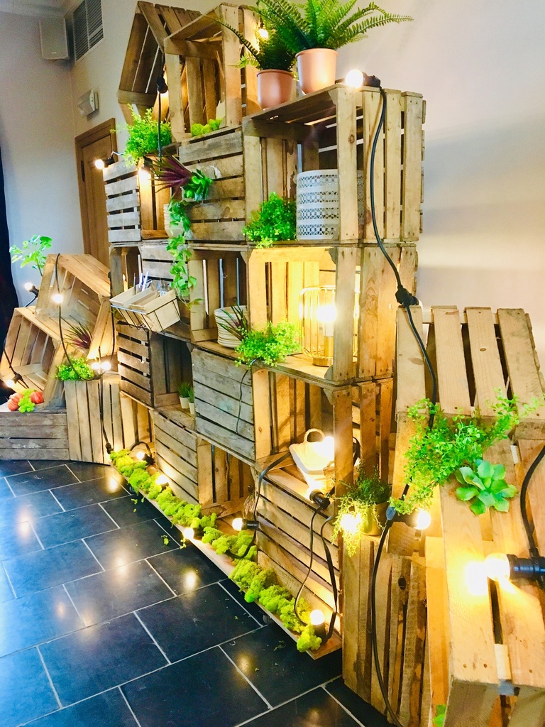 SCHEIDINGSWAND FRUIT CRATE OP WIELEN