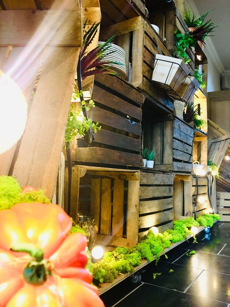 SCHEIDINGSWAND FRUIT CRATE OP WIELEN